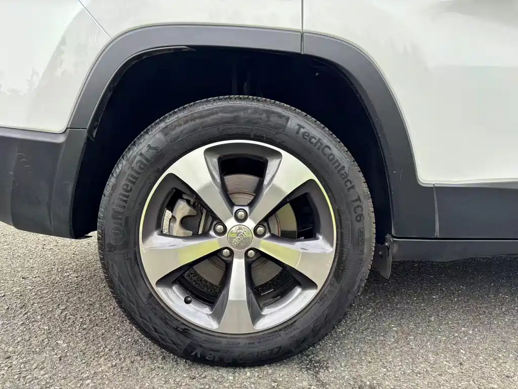 Jeep Cherokee 2019 — фото 19
