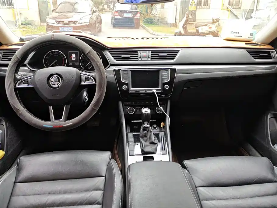 Skoda Superb 2016 — фото 12