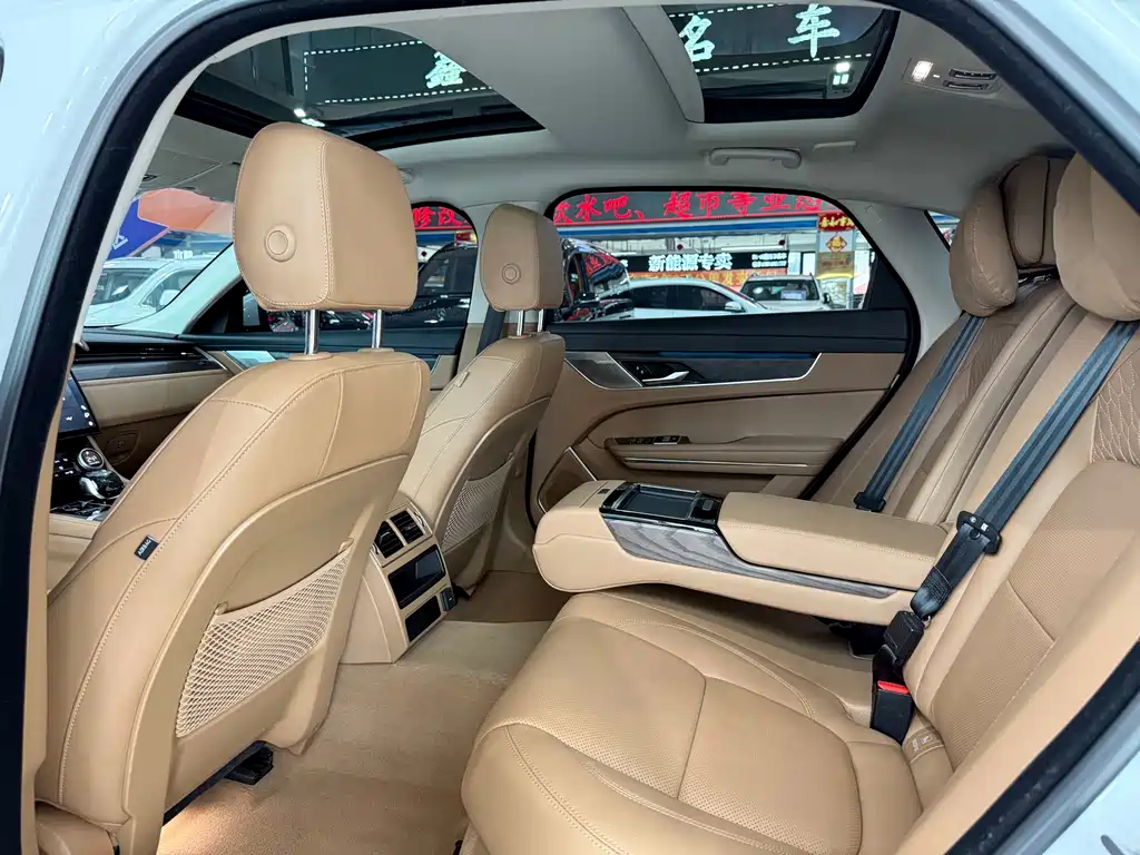 Jaguar XFL 2025 — фото 13