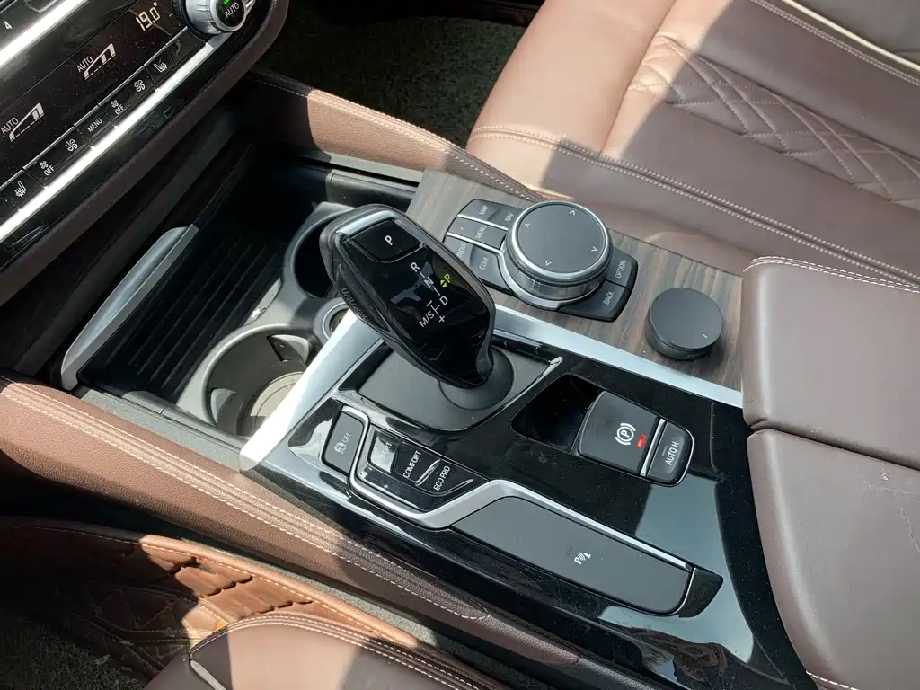 BMW 5 Series 2019 — фото 19