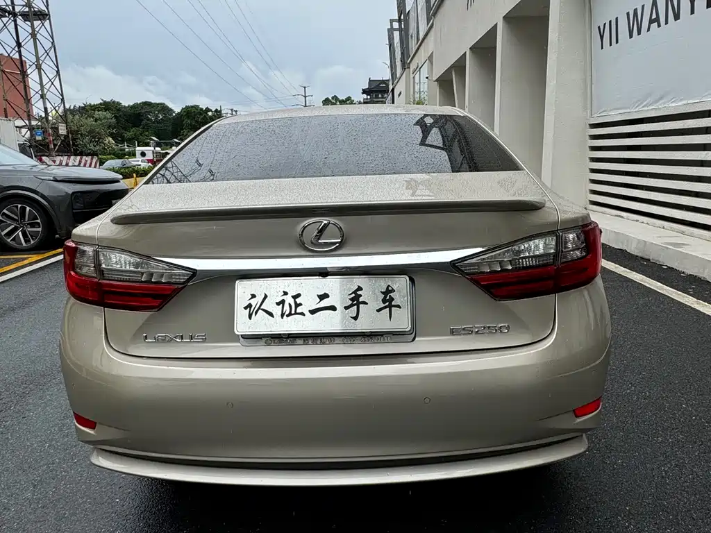 Lexus ES 2017 — фото 14