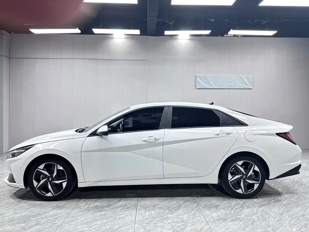 Hyundai Elantra 2023 — фото 9