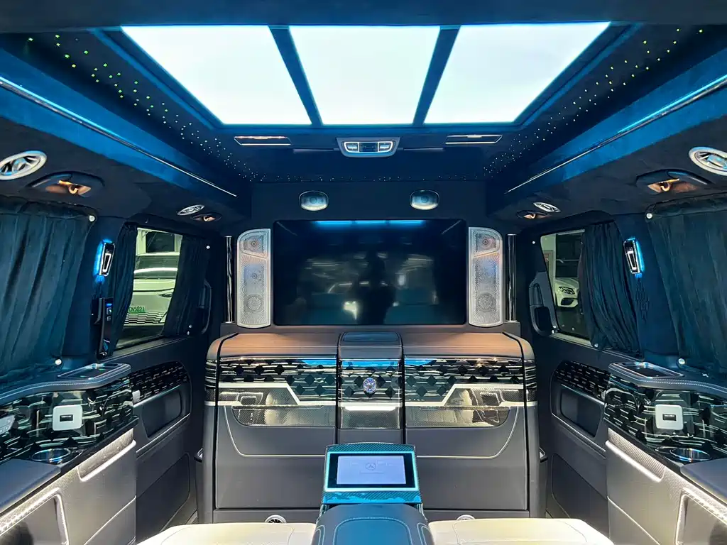 Mercedes-Benz V-Class 2022 — фото 10
