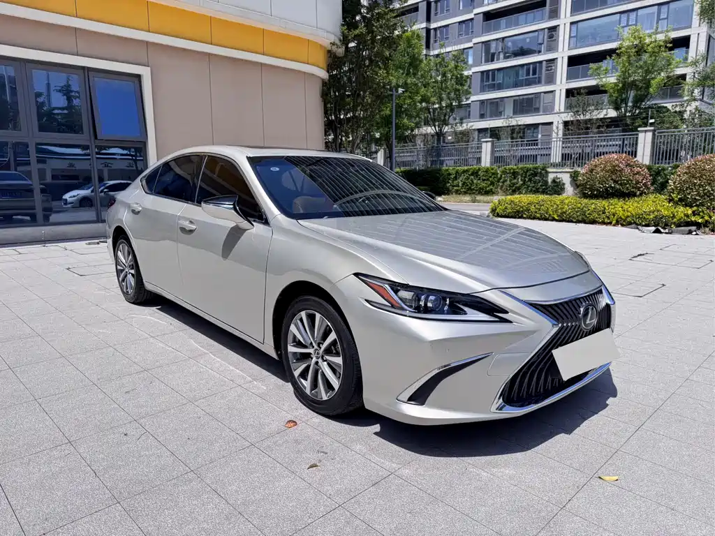 Lexus ES 2019