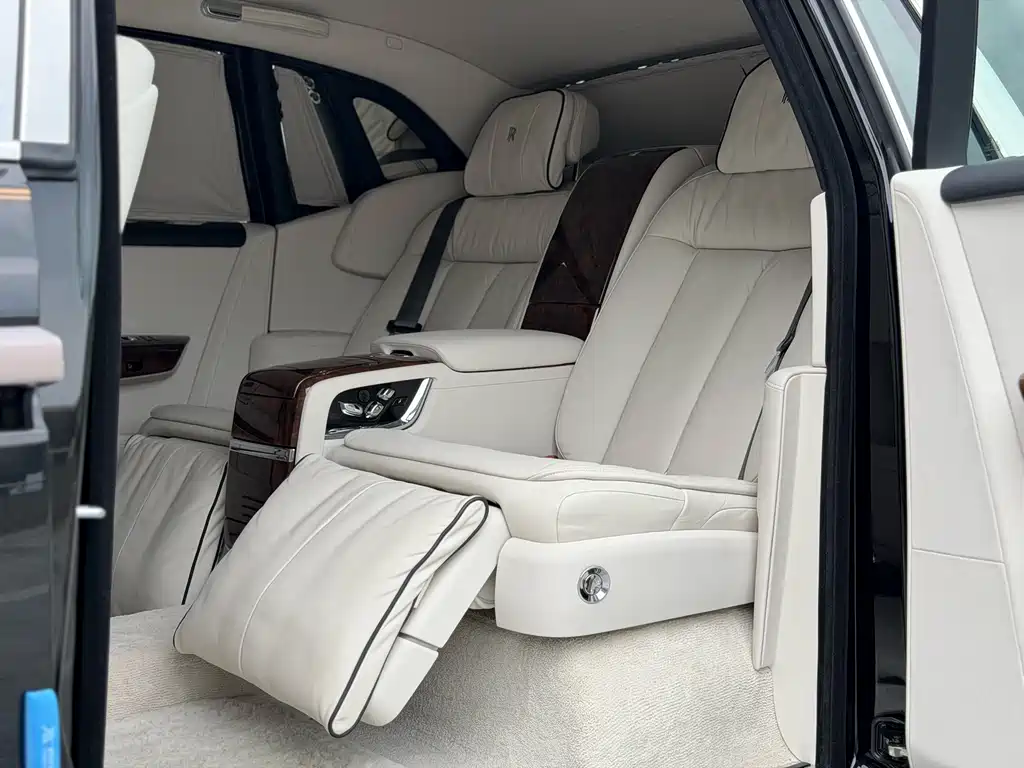 Rolls-Royce Phantom 2018 — фото 10