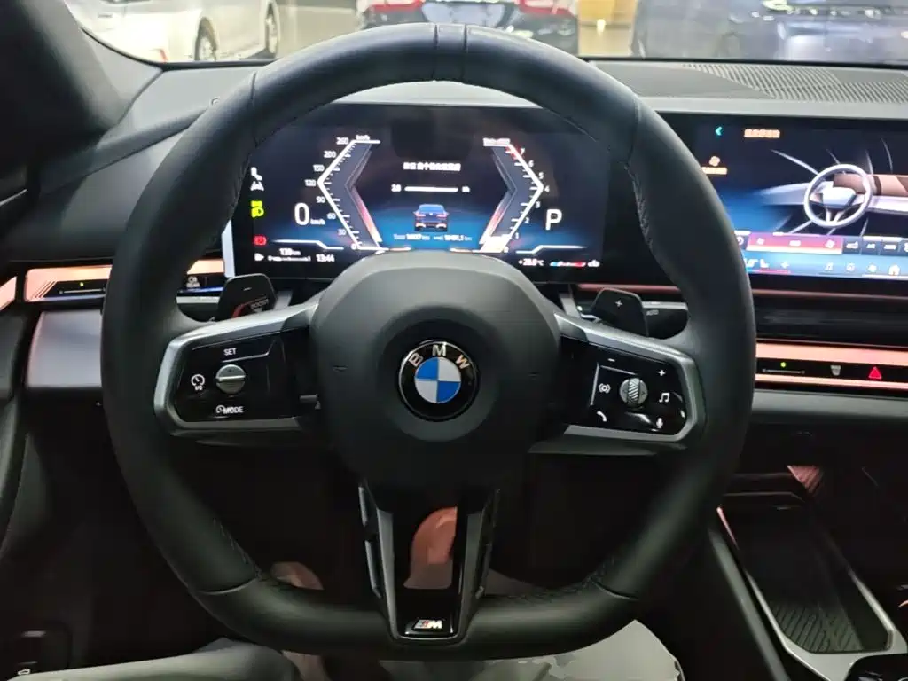 BMW 5 Series 2025 — фото 11
