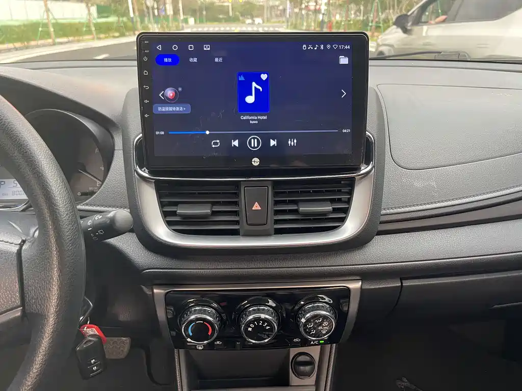 Toyota Yaris L 2020 — фото 9