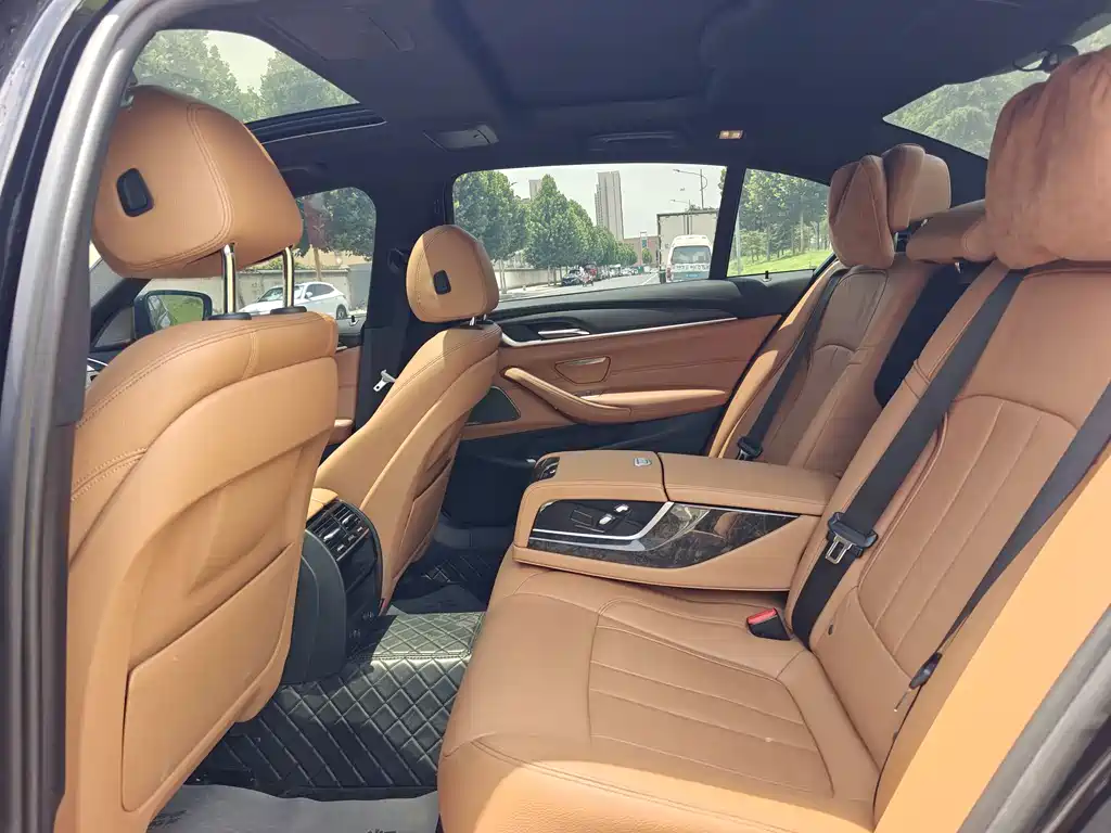 BMW 5 Series 2018 — фото 17