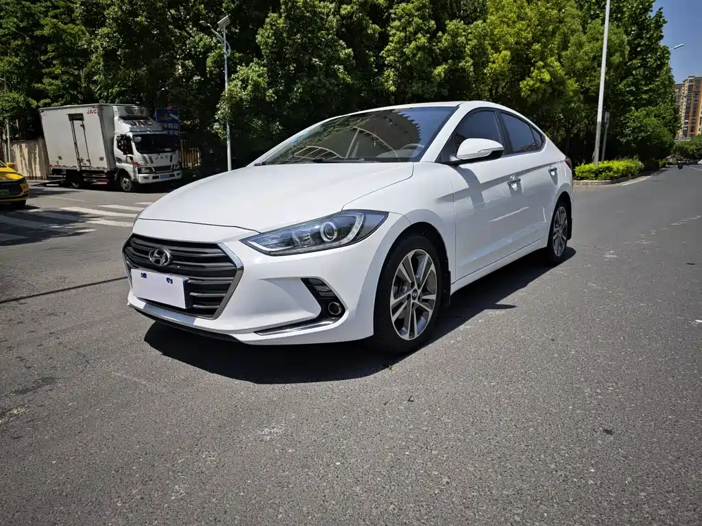 Hyundai Elantra 2016 — фото 1