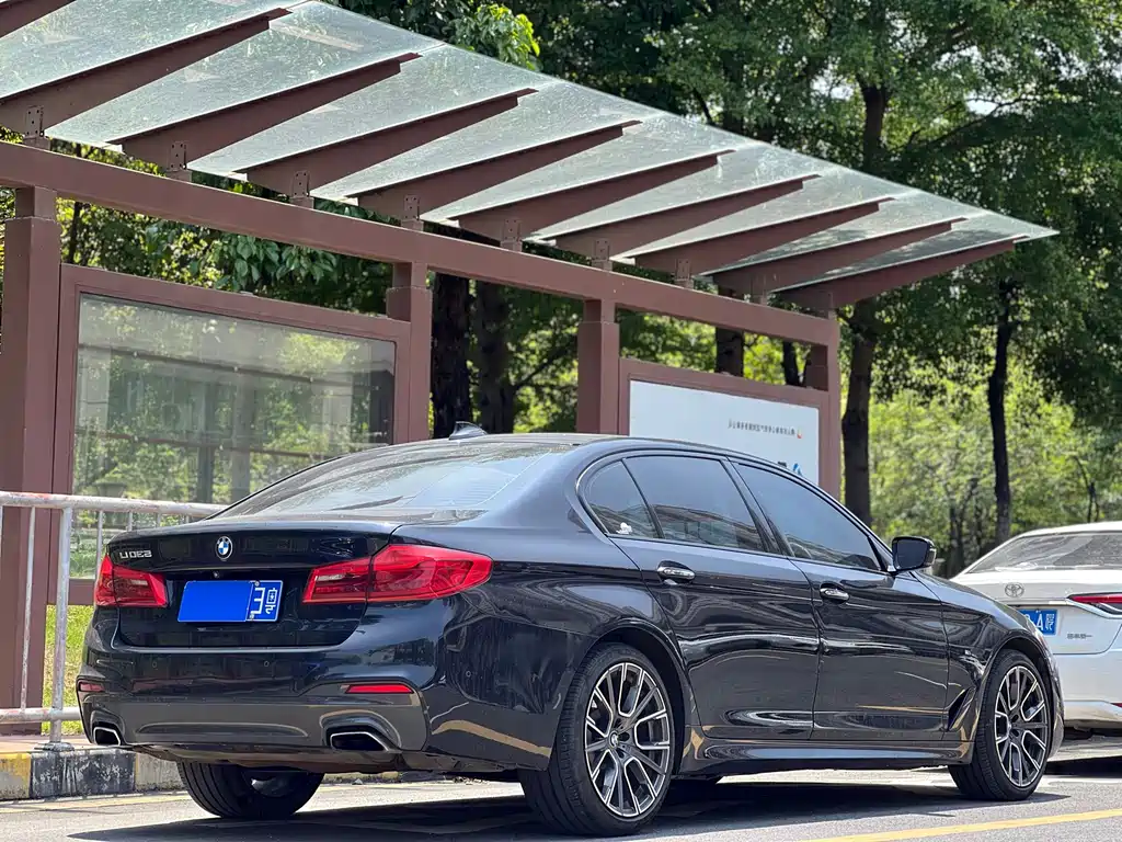 BMW 5 Series 2017 — фото 10