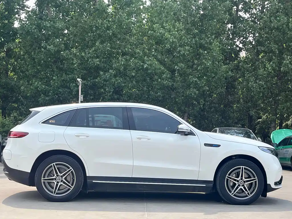 Mercedes-Benz EQC 2023 — фото 4