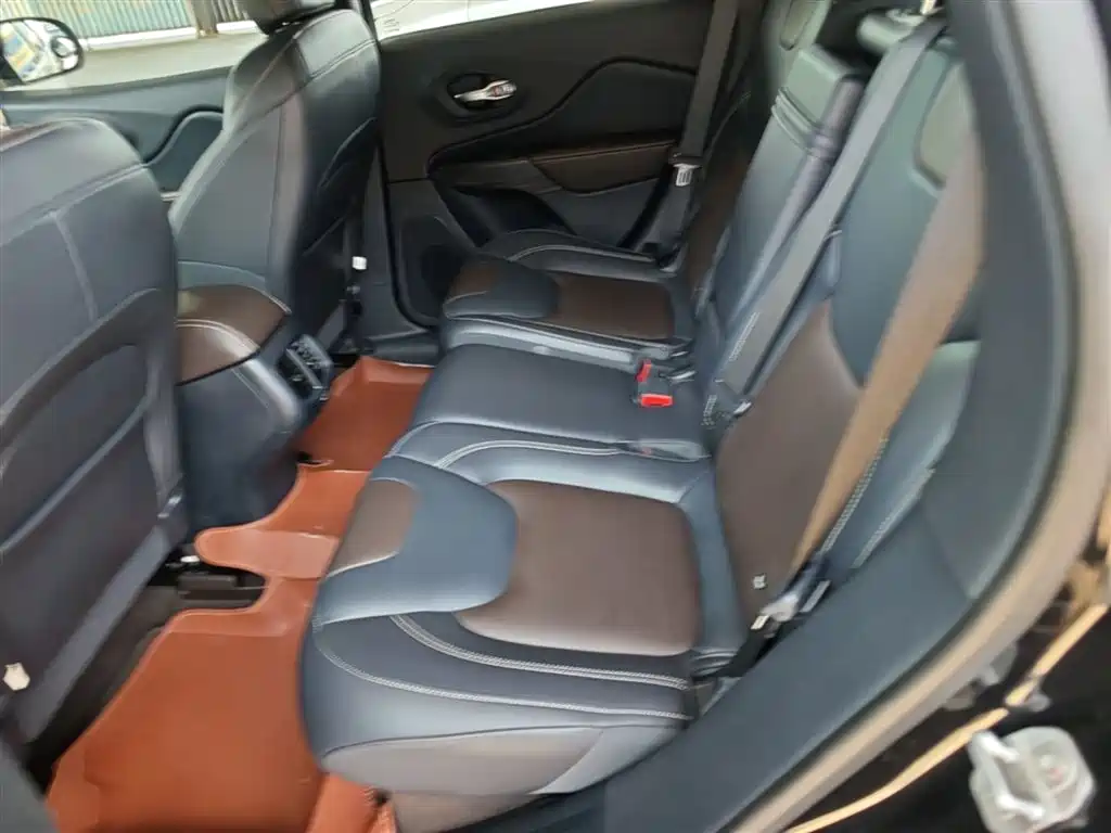 Jeep Cherokee 2018 — фото 17