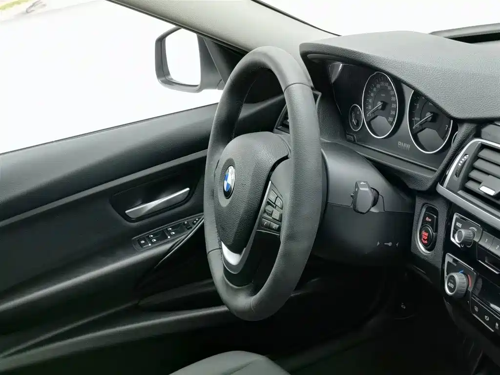 BMW 3 Series 2017 — фото 22