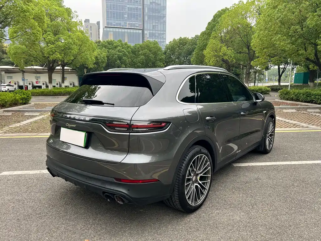 Porsche Cayenne Hybrid 2021 — фото 29