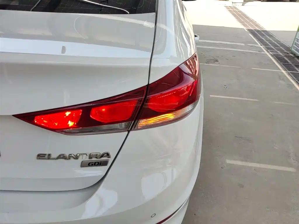 Hyundai Elantra 2016 — фото 8