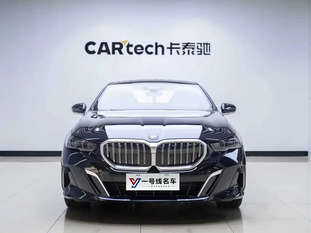 BMW 5 Series 2025 — фото 1