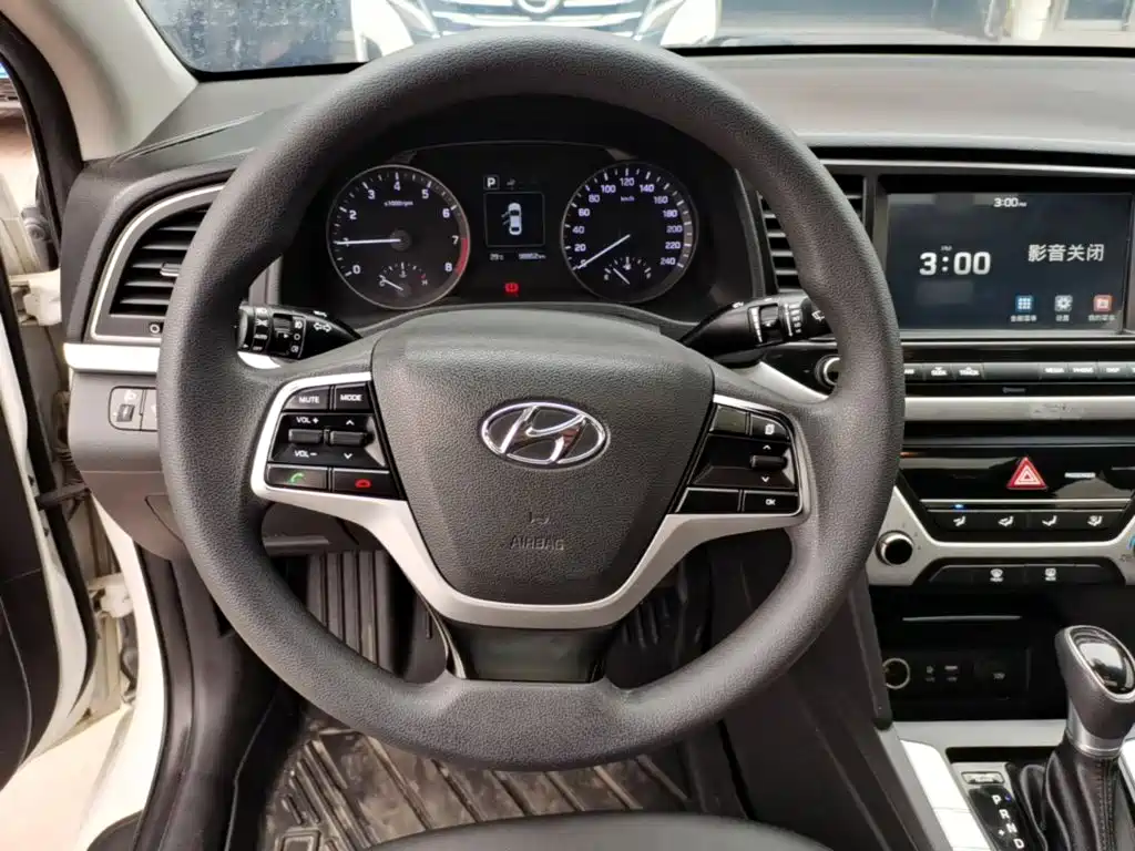 Hyundai Elantra 2019 — фото 11