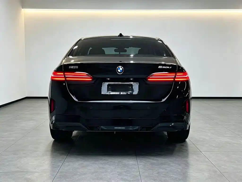 BMW 5 Series 2025 — фото 16