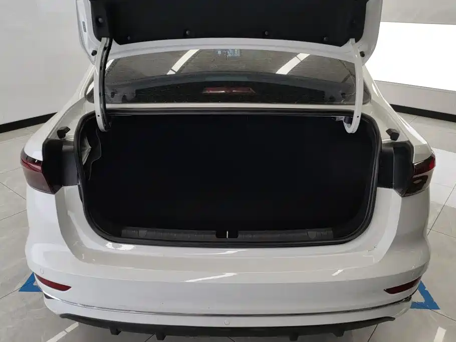 Geely Emgrand 2022