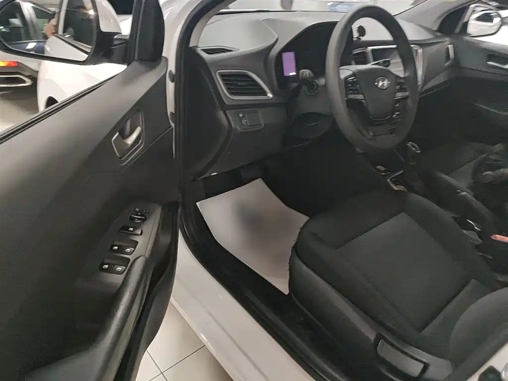 Hyundai Verna 2017 — фото 15