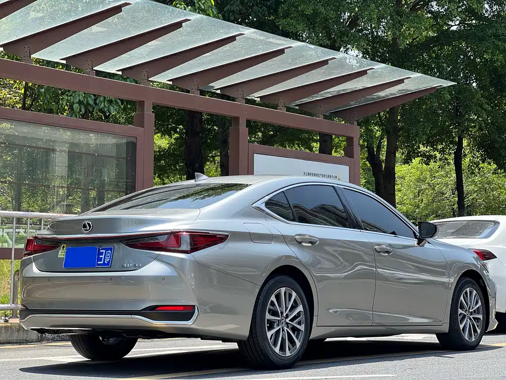 Lexus ES 2023 — фото 26