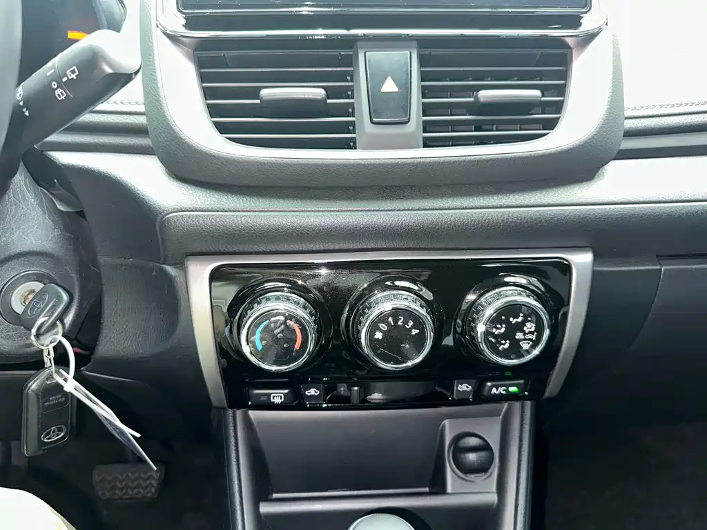 Toyota Yaris L 2022 — фото 14