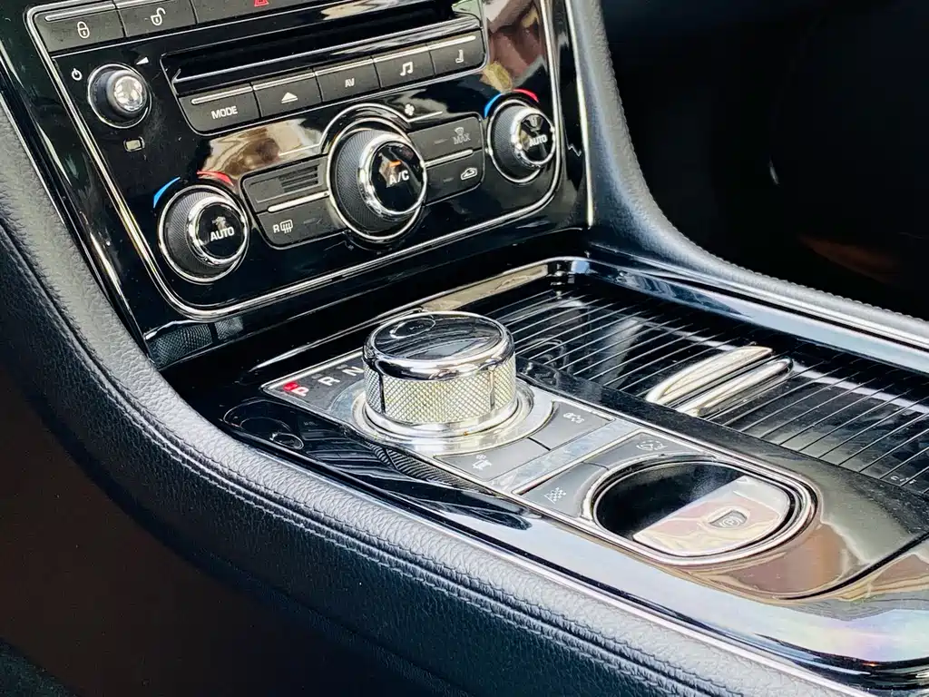 Jaguar XJ 2015 — фото 20