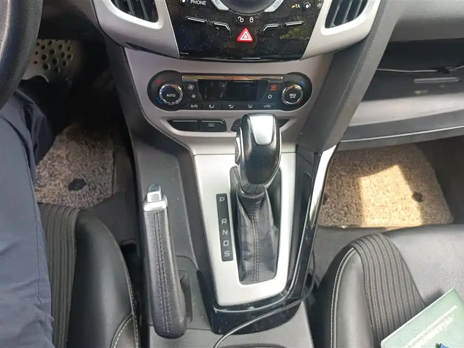 Ford Focus 2015 — фото 16