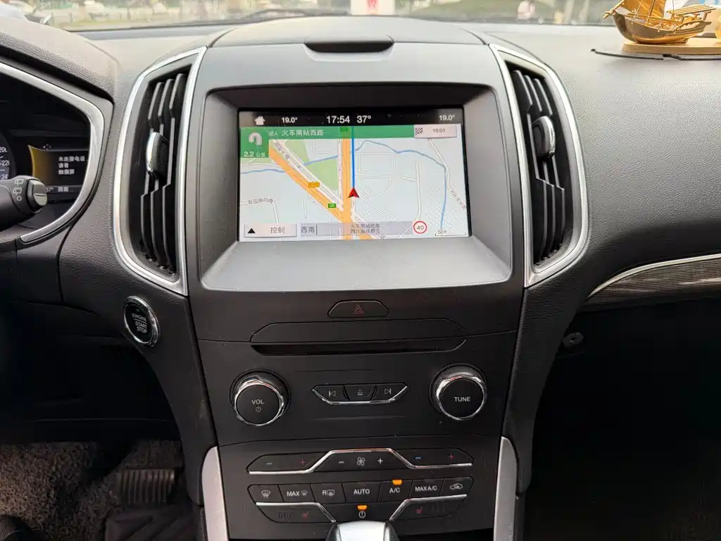 Ford Edge 2017 — фото 10