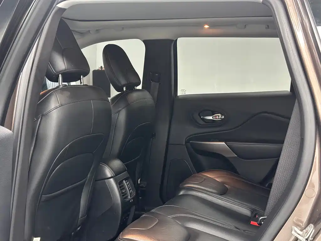 Jeep Cherokee 2019 — фото 12