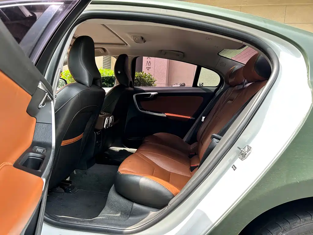 Volvo S60 2018 — фото 14
