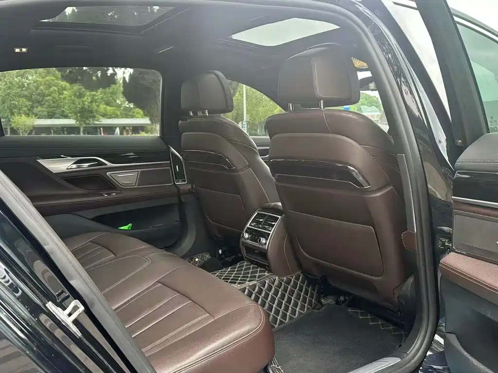 BMW 7 Series 2018 — фото 14