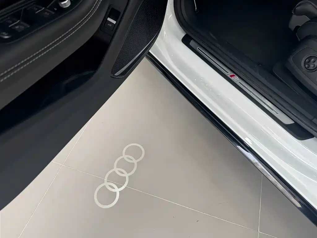 Audi A4L 2025 — фото 8