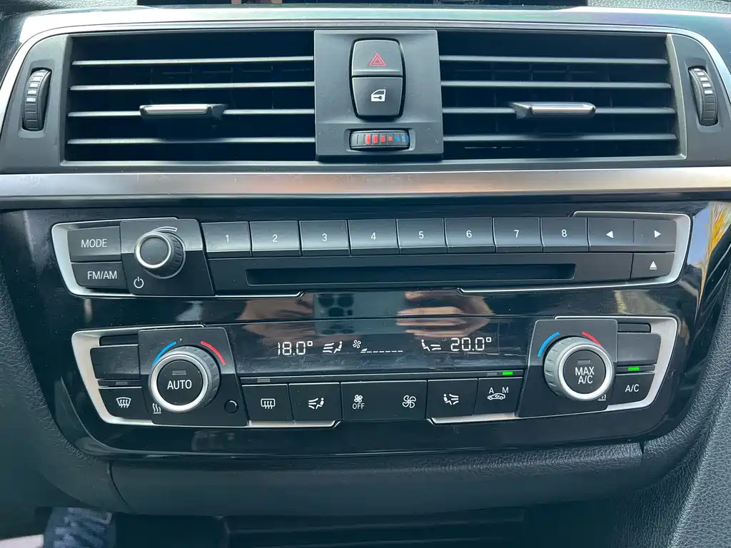 BMW 3 Series 2018 — фото 15