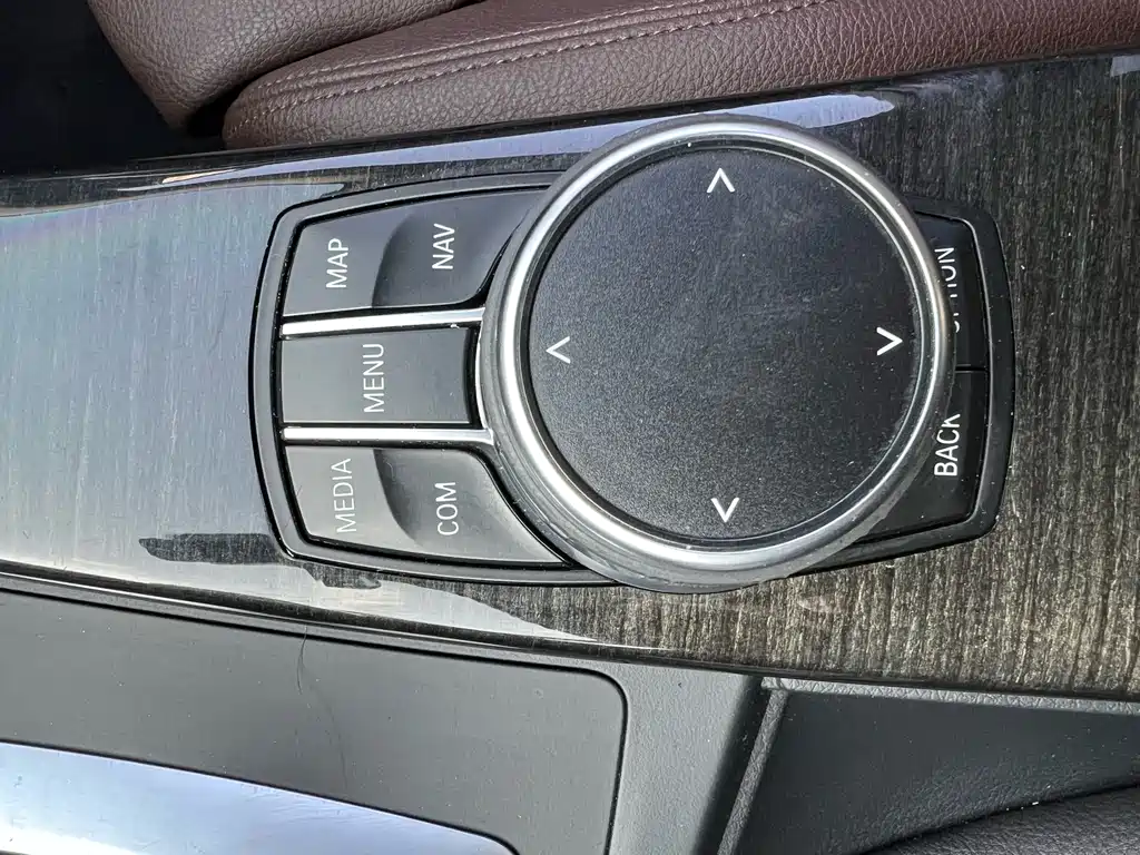 BMW 3 Series 2018 — фото 16