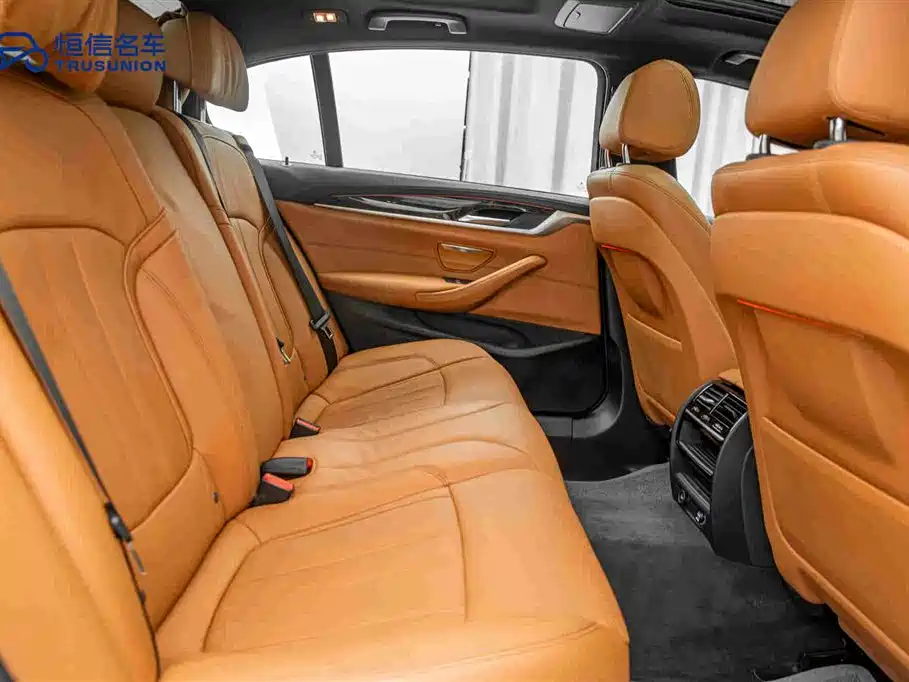 BMW 5 Series 2019 — фото 16