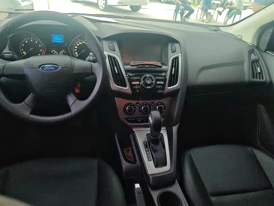 Ford Focus 2014 — фото 12