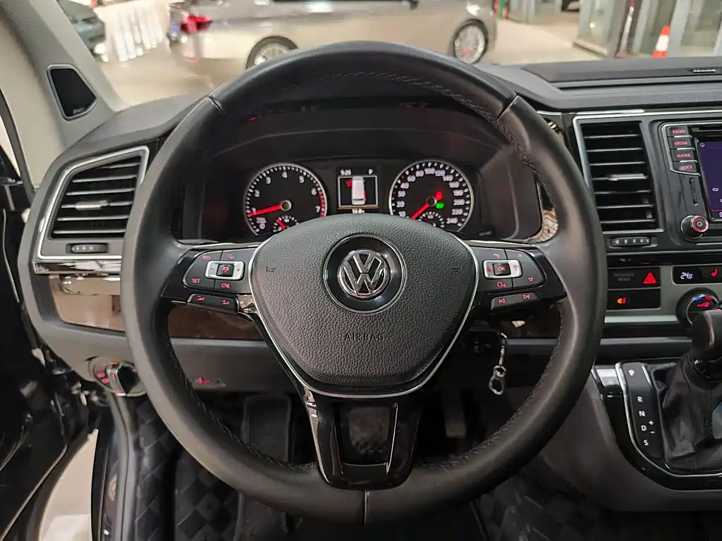 Volkswagen Multivan 2018 — фото 19