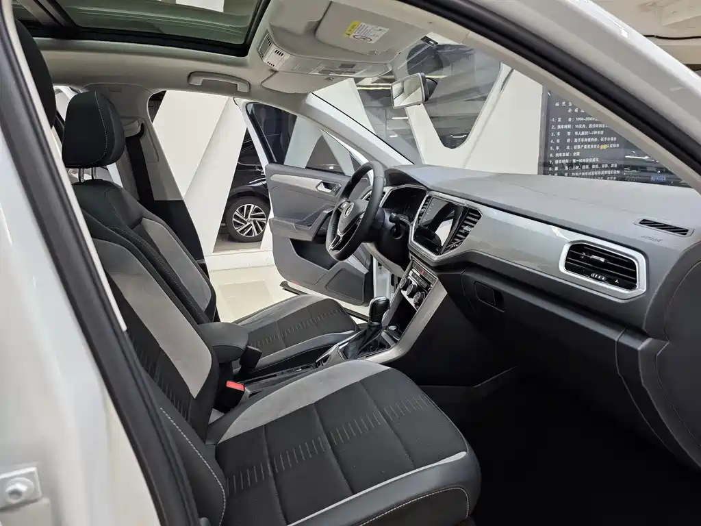 Volkswagen T-Roc 2023 — фото 7