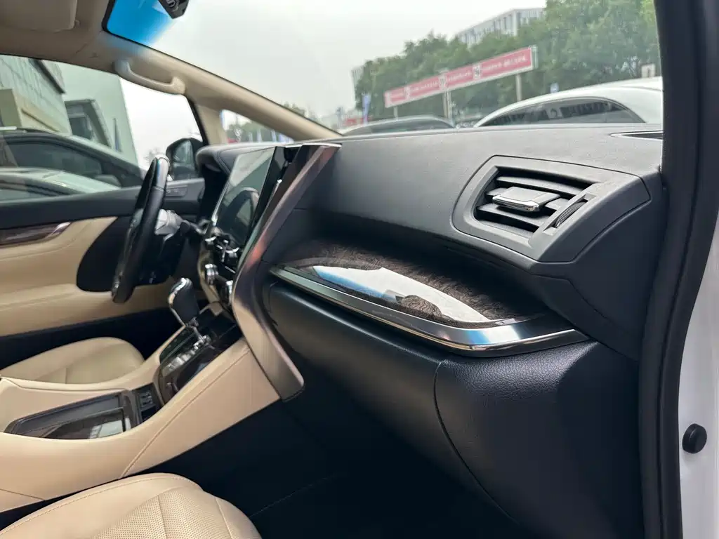 Toyota Alphard 2023 — фото 33