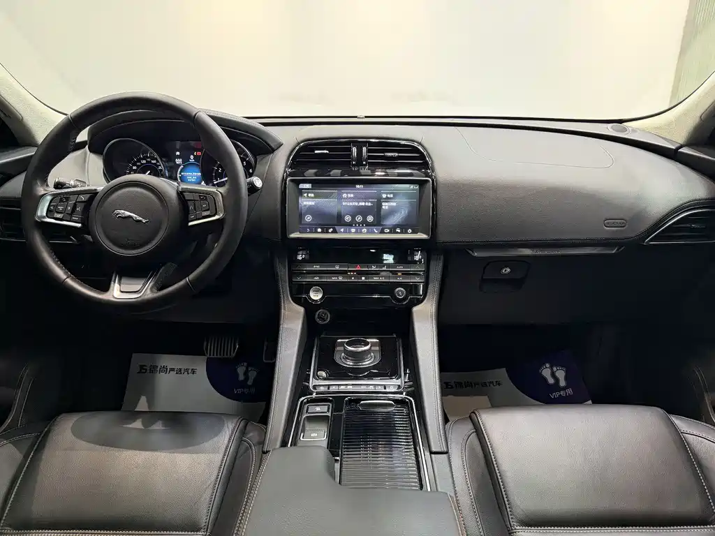 Jaguar F-PACE 2019 — фото 15