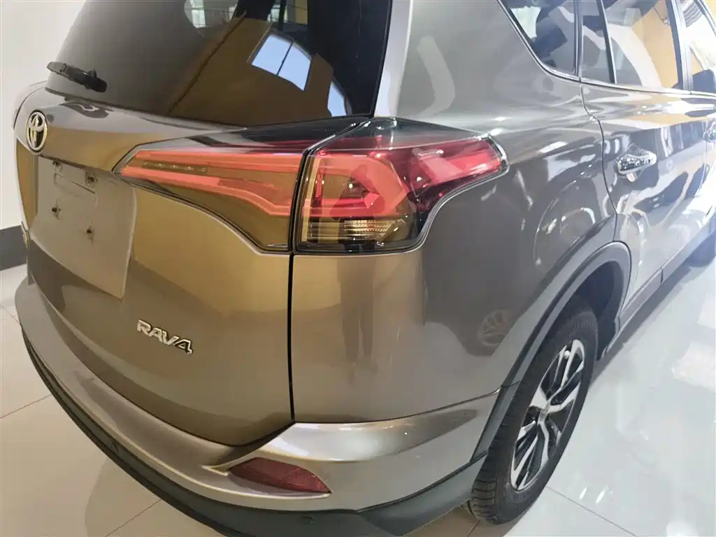Toyota RAV4 2017 — фото 24
