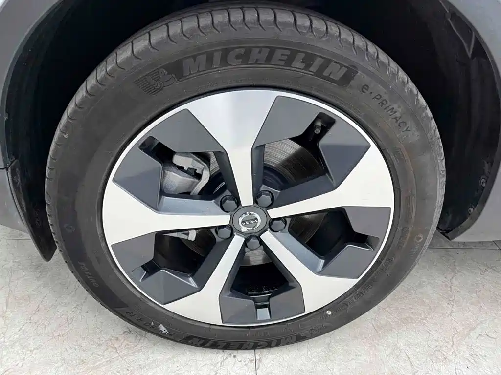 Volvo XC40 2023 — фото 20
