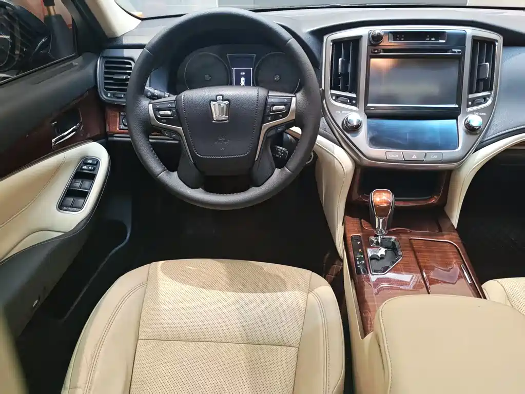 Toyota Crown 2017 — фото 14