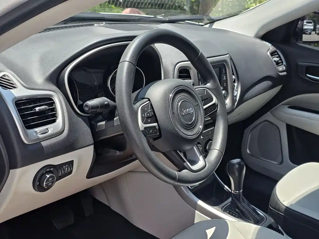 Jeep Compass 2017 — фото 14