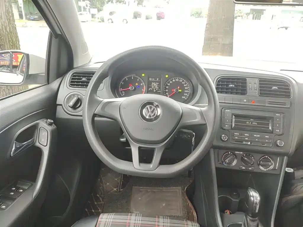 Volkswagen Polo 2017 — фото 11