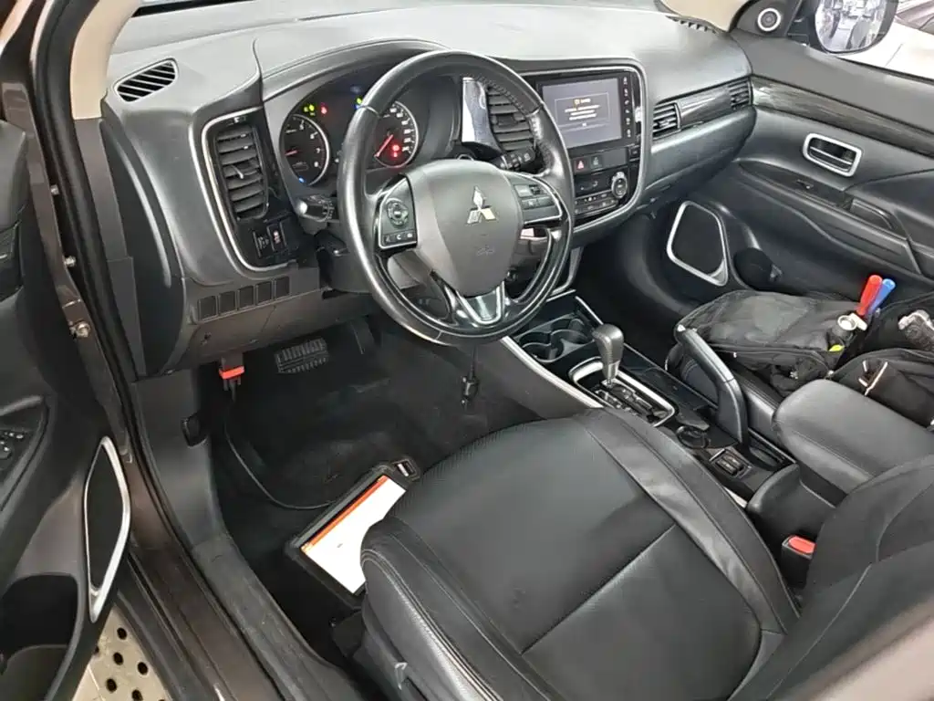 Mitsubishi Outlander 2018 — фото 10