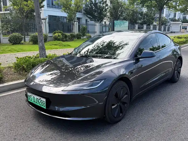 Tesla Model 3 2025