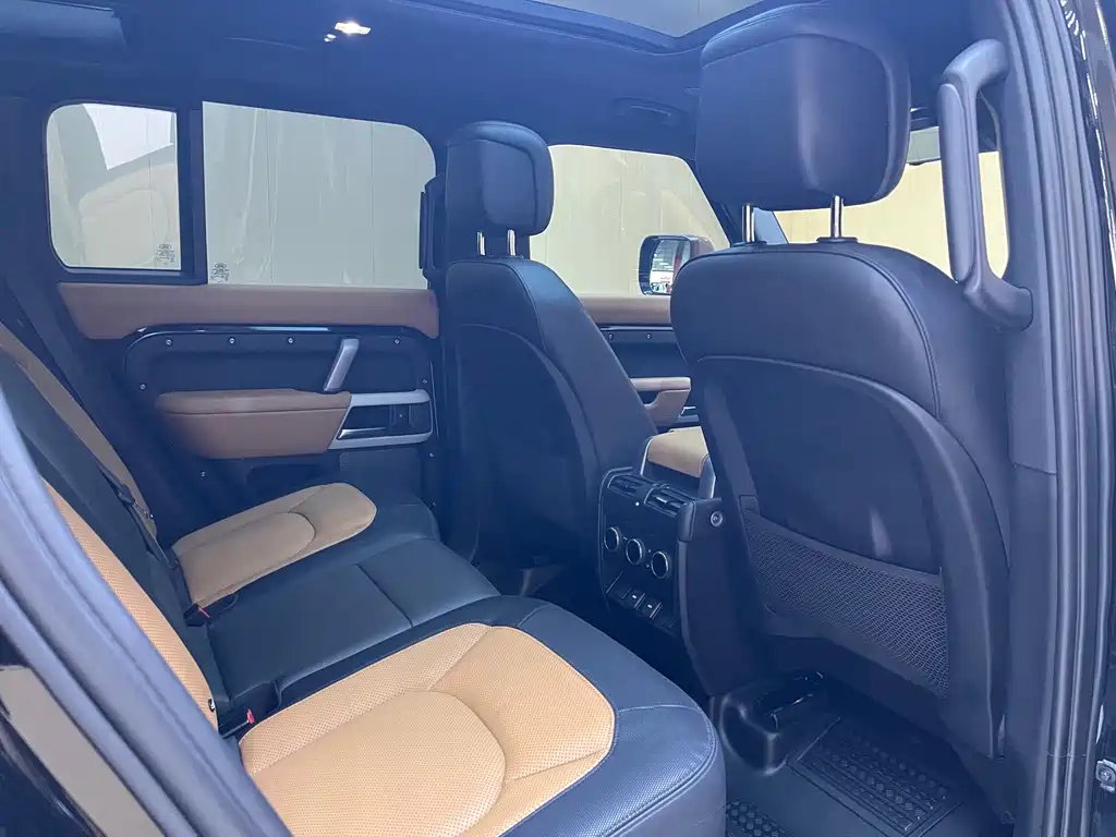 Land Rover Defender 2023 — фото 12