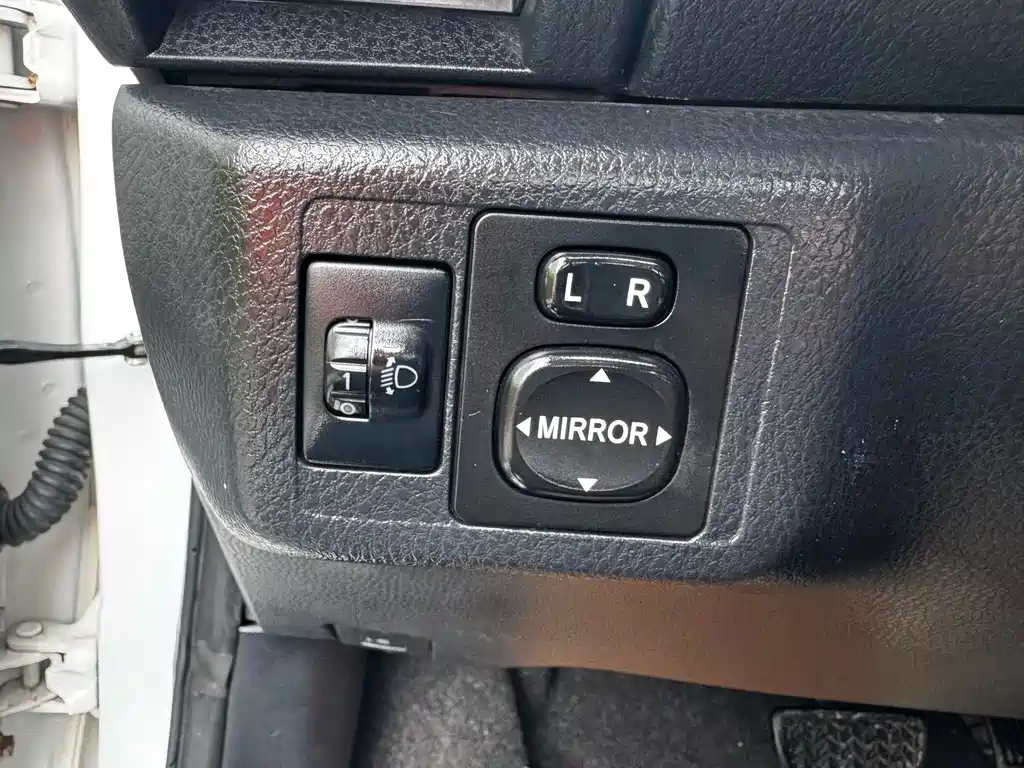 Toyota Yaris L 2015 — фото 19